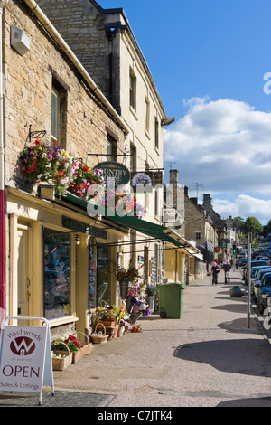 I negozi sulla strada principale del Cotswold città di Burford, Oxfordshire, England, Regno Unito Foto Stock