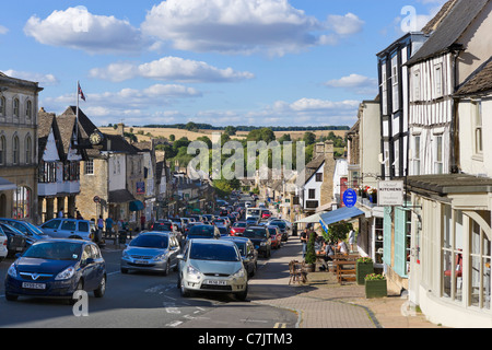 Il traffico sulla strada principale del Cotswold città di Burford, Oxfordshire, England, Regno Unito Foto Stock