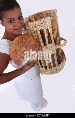 Un baker in mostra il suo pane Foto Stock