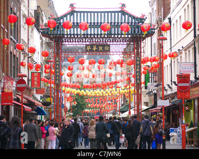 Una vista lungo Gerrard Street a Londra in Chinatown decorate con lanterne rosse appese per celebrare Mid-Autumn Festival Luna Foto Stock