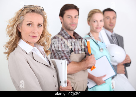 Vista di profilo di quattro professionisti provenienti da diversi domini Foto Stock