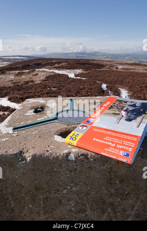 Cima della collina del faro di Pinhow (punto trig, mappa di Ordnance Survey Explorer, brughiere di altopiano, vista panoramica rurale, neve invernale) - North Yorkshire, Inghilterra Regno Unito Foto Stock