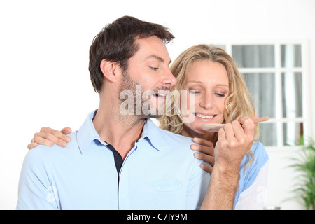 Accoppiare la lettura di una nota insieme Foto Stock