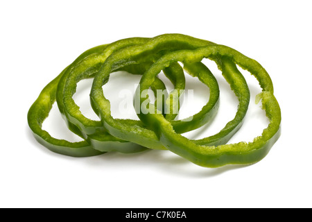 Fette di peperone verde isolato su sfondo bianco Foto Stock