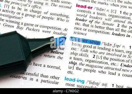 La parola " Leadership' evidenziato sul dizionario Foto Stock