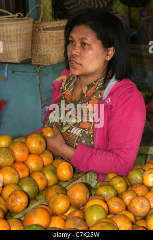 Venditore di Orange nel mercato Brastagi, Sumatra Foto Stock