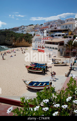 Il Portogallo, Algarve, Carvoeiro, vista città & barche sulla spiaggia Foto Stock