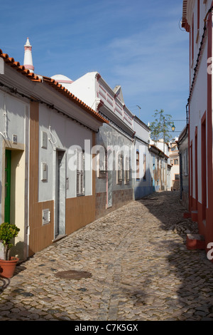 Il Portogallo, Algarve, Ferragudo, colorato Backstreet Foto Stock