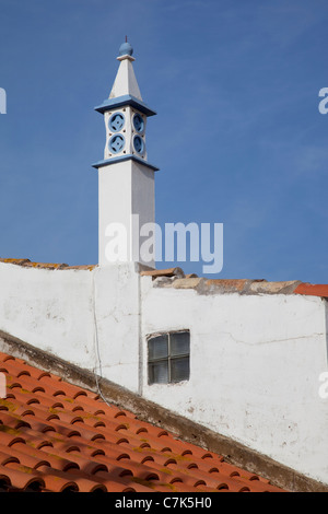 Il Portogallo, Algarve, Ferragudo, tetti e camino Foto Stock
