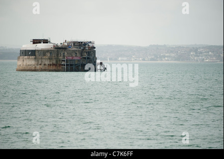 Spitbank Fort nel Solent rinnovate dagli impianti offshore di Portsmouth con la città di Ryde sull'Isola di Wight in distanza. Foto Stock