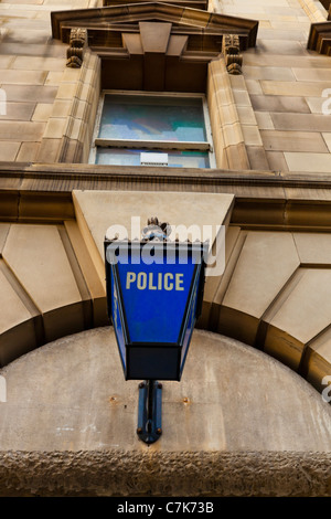 Tradizionale antica British blu luce di polizia o la lampada a una in disuso della stazione di polizia, Nottingham, Inghilterra, Regno Unito Foto Stock