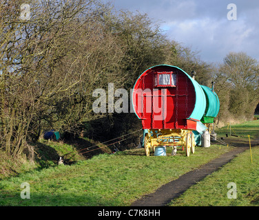 Romani (Gypsy) camp su strada sulla B3407, Hampshire, Inghilterra, Regno Unito. Foto Stock