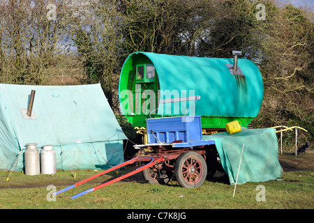 Romani (Gypsy) camp su strada sulla B3407, Hampshire, Inghilterra, Regno Unito. Foto Stock