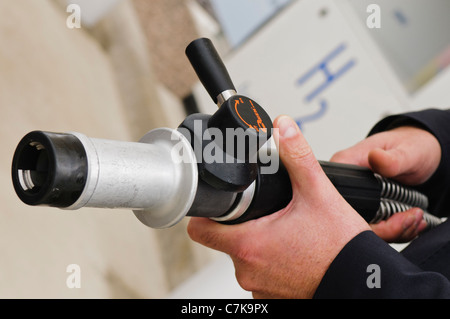 Utilizzando una pompa di alimentazione a idrogeno con ugello ad alta pressione Foto Stock