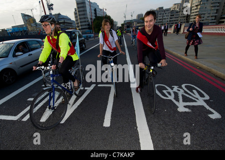 Clima Rush organizzare una manifestazione di protesta su Blackfriars Bridge e terminante in corrispondenza di Tfl negli uffici. Essi chiedevano un sano bike friendly di Londra. Foto Stock