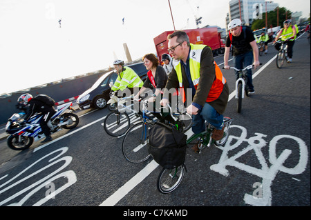 Clima Rush organizzare una manifestazione di protesta su Blackfriars Bridge e terminante in corrispondenza di Tfl negli uffici. Essi chiedevano un sano bike friendly di Londra. Foto Stock