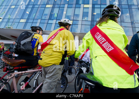 Clima Rush organizzare una manifestazione di protesta su Blackfriars Bridge e terminante in corrispondenza di Tfl negli uffici. Essi chiedevano un sano bike friendly di Londra. Foto Stock