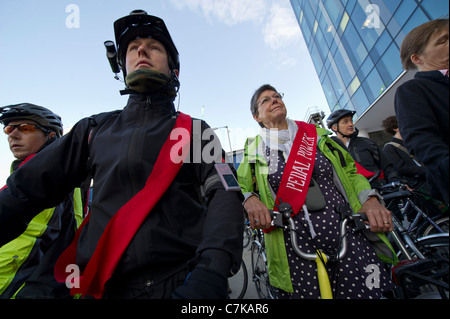 Clima Rush organizzare una manifestazione di protesta su Blackfriars Bridge e terminante in corrispondenza di Tfl negli uffici. Essi chiedevano un sano bike friendly di Londra. Foto Stock