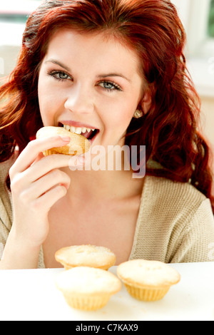 Ragazza di mangiare carne macinata torte Foto Stock