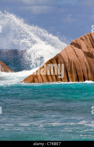 Vista delle onde che si infrangono in Anse Cocos Beach al La Digue Island, Seychelles. Foto Stock