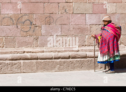 Donna Peruviana a piedi nei vicoli stretti del Cusco Peru Foto Stock