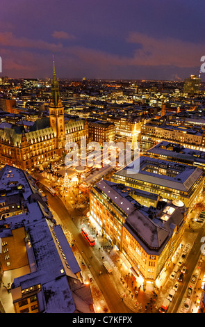 Amburgo tradizionale Mercato di Natale, il Municipio, piazza Rathausmarkt, neve, la città di Amburgo, Germania, Europa Foto Stock