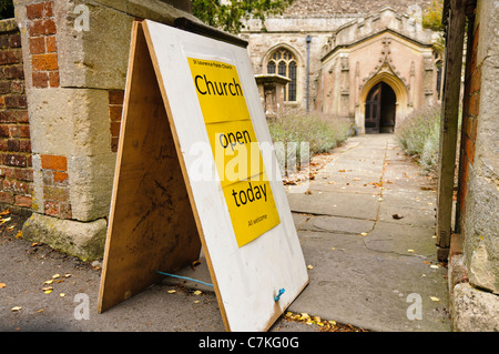 Insegna fuori dalla chiesa parrocchiale di St Laurence, Downton Foto Stock