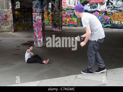 Graffiti-terra sulla South Bank di Londra- dopo il wipe-out Foto Stock