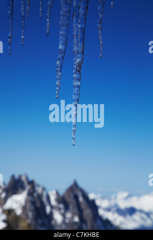 Ghiaccioli e montagne coperte di neve Foto Stock