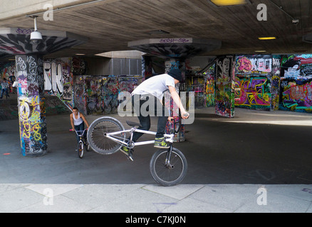 Graffiti-terra sulla South Bank di Londra- due ciclisti Foto Stock