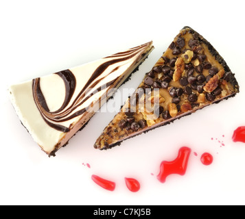Il bianco e il cioccolato fondente cheesecake fette Foto Stock
