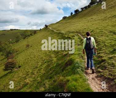 Donna che cammina lungo i diavoli Dyke. Foto Stock