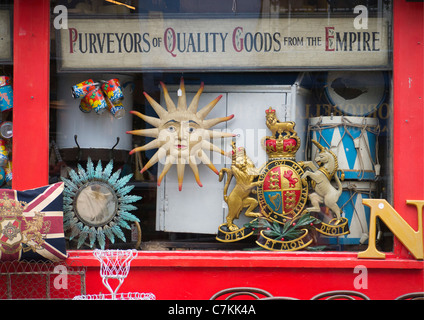 Mercato di Portobello Road, Londra - negozio di vendita impero nostalgico negozio di souvenir Foto Stock