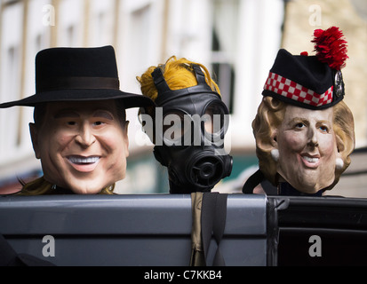 Mercato di Portobello Road, Londra- facce famose in stallo la vendita di maschere e cappelli 4 Foto Stock