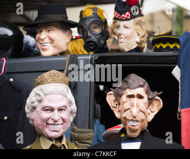 Mercato di Portobello Road, Londra- facce famose in stallo la vendita di maschere e cappelli 3 Foto Stock