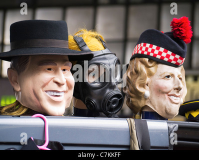 Mercato di Portobello Road, Londra- facce famose in stallo la vendita di maschere e cappelli Foto Stock
