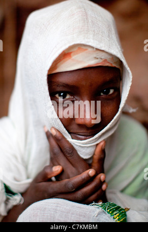 Un giovane pellegrino al XIII secolo la chiesa di Geneta Maryam vicino a Lalibela in Etiopia settentrionale, Africa. Foto Stock