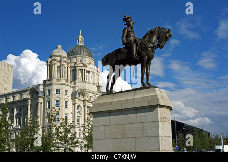 Statua di re Edoardo V11 al di fuori del Mersey Docks e Harbour Board edificio, Liverpool, in Inghilterra, Regno Unito, Gran Bretagna Foto Stock