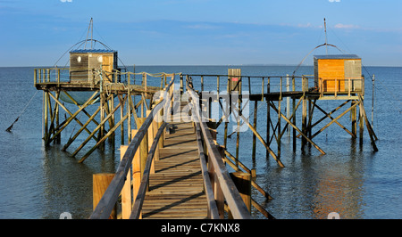 Carrelet tradizionali capanne di pesca con reti di sollevamento sulla spiaggia al mare, Loire-Atlantique, Pays de la Loire, Francia Foto Stock