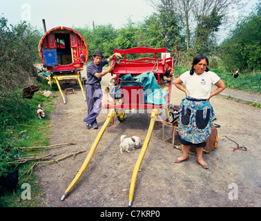 Viaggio tradizionali zingari con un tradizionale dipinto caravan accampati nei pressi del villaggio Costwold di Bourton sull'acqua, Gloucestershire in 1987 Foto Stock