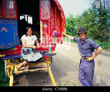 Viaggio tradizionali zingari con un tradizionale dipinto caravan accampati nei pressi del villaggio Costwold di Bourton sull'acqua, Gloucestershire in 1987 Foto Stock