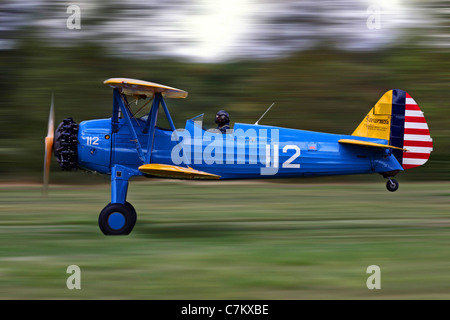 Boeing biplano Stearman tenendo spento Foto Stock