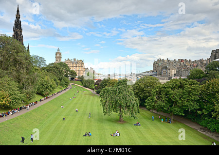 Lo skyline di Edimburgo oltre ad est di Princes Street Gardens Foto Stock