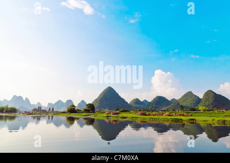 La riflessione del muntains nel fiume Li paesaggio nella luce del mattino, Yangshuo vicino a Guilin, Foto Stock