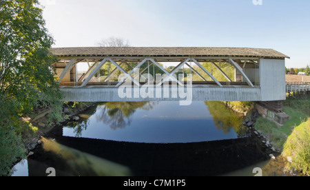 Gilkey coperto ponte sul torrente nel panorama di Oregon Foto Stock