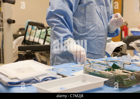 Tecnologo chirurgico impostazione torna nella tabella degli strumenti prima per la chirurgia della cataratta Foto Stock