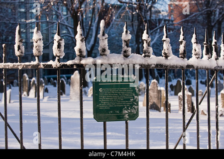 Coperta di neve del ferro battuto recinzione al centro di seppellimento di massa, Boston Common, Boston, Massachusetts, STATI UNITI D'AMERICA Foto Stock