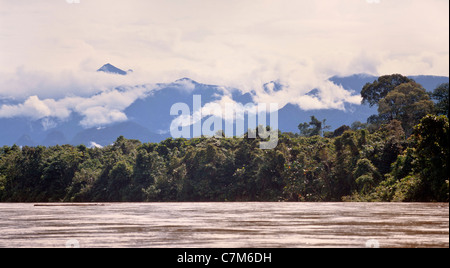 Gunung Mulu peak vista dal fiume Tutoh, Borneo Malaysia orientale Foto Stock