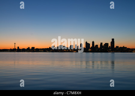 Seattle Washington Waterfront Skyline lungo Puget Sound a Sunrise Panorama Foto Stock