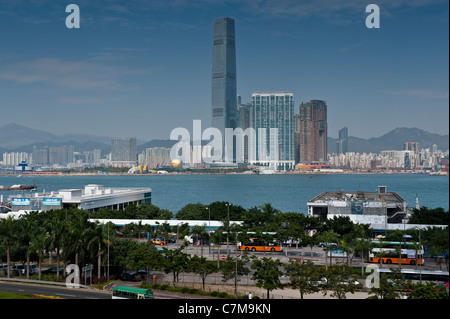 Vista sul lato di Kowloon dall Isola di Hong Kong con la ICC International Commerce Center come il più alto edificio. Foto Stock